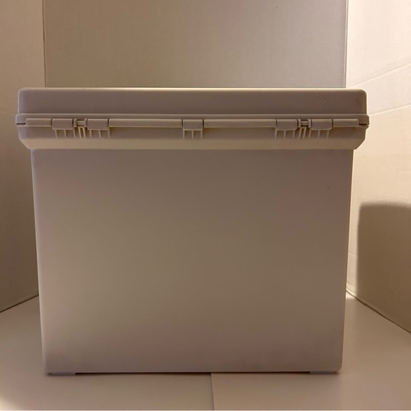 Portable Plastic Storage Box With Handle - Picture 5 of 12